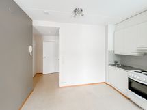 Eteisessä on avonaulakko ja vaatehuone.