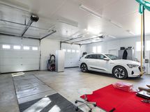 Mieletön autotalli, jonka jatkeena vielä runsaasti hararstus-/työskentely- tai säilytystilaa