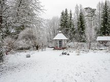 Näkymää huvimajan suuntaan.