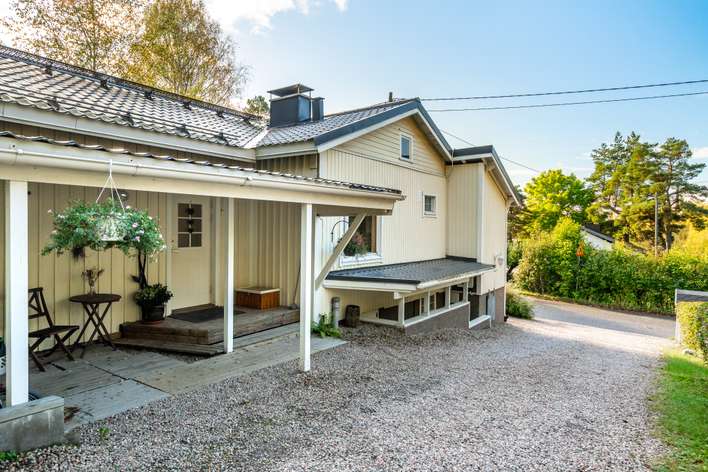 Omakotitalo, 3mh+oh+k+th+pesuh+s+wc+erillinen piharakennus, 98/137 m², Pahaniemi, Turku