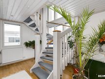 Laajennusosassa portaat yläkertaan