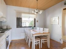 Ikkunalliseen keittiöön mahtuu kuuden hengen ruokapöytä.