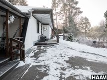 Etupihan terassia ja sisäänkäynti