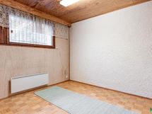 Alakerran huone