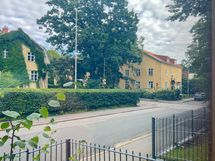 Olohuoneen ja makuuhuoneen ikkuna on koillisen suuntaan.