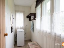 Pukuhuoneessa paikka pesukoneelle