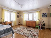 Yläkerran makuuhuone 1