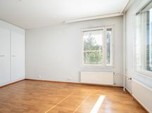 Olohuoneen viereinen makuuhuone.