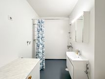 Kylpyhuoneeseen mahtuu hyvin sivusta täytettäväkin pesukone.