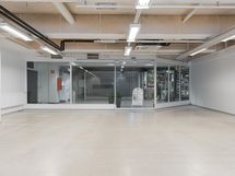 Asiakastilaa, WC vasemmalla