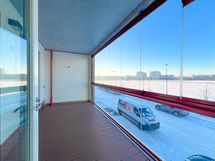 Isolta lasitetulta parvekkeelta avautuu esteetön merinäkymä länsi/luoteen suuntaan.