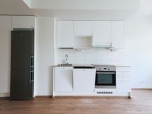 Keittiössä on integroituna astianpesukone ja mikrolle oma paikka.