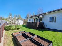 Takapihalla on istutuksia sekä istutuslaatikoita