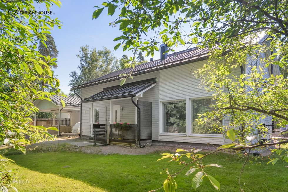Kaunis ja hyväkuntoinen Kastelli-talo päättyvän kadun päässä