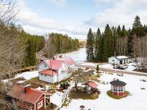 Autotalli on tien toisella puolella.