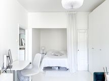 Käytössä myös tilava alkovi, jonne mahtuu hyvän kokoinen parisänky.