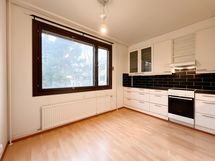 Keittiöön sopii hyvin ruokapöytä.