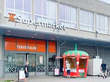 Alueella useampia lähikauppoja, kuten tämä Supermarket Föri joen toisella puolella.