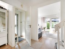 Vaikka keittiö on erillään, tila jatkuu kuitenkin avarana olohuoneeseen ja siitä takapihalle saakka.