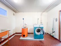 Pesutuvan lisäksi talossa on kuivaushuone ja sauna.