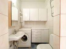 Kylpyhuoneessa on hyvät puitteet myös pyykkihuollolle ja valmiina pyykinpesukone.