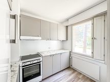 Keittiössä on mukavasti kaappi- ja laskutilaa.