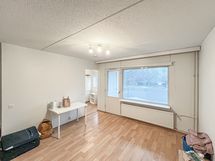 Huonetta mahtuu hyvin sisustamaan ja siitä on käynti lasitetulle parvekkeelle.