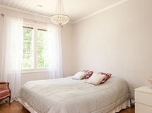 Alakerran makuuhuone