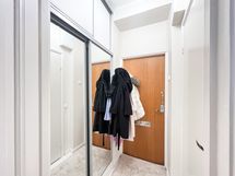 Eteisessä hyvin säilytystilaa.