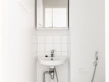 Eteisessä erillinen wc.