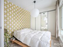 Suurempi makuuhuoneista on varustettu laadukkain Elfa-liukuovikomeroin.