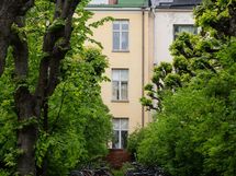 Talo puistopihan siimeksessä. Keittiön ikkuna ylimmässä kerroksessa. 