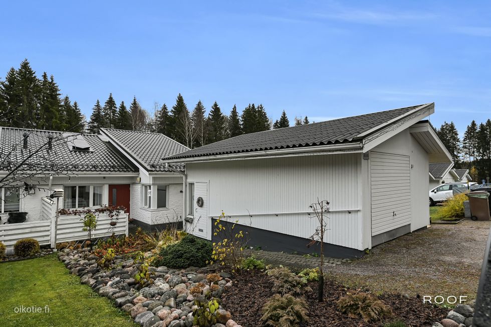 Etupihan autotalli ja varasto - Framgård med garage och förråd