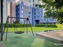 Pihapiirissä on mm. iso nurmialue pallon pelaamiseen, hiekkalaatikko ja keinu.