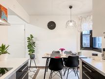 Keittiön edustalle sopii hyvin ruokapöytä.