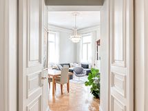 Huoneiden väliset ovat puuta ja kunnostettu muun asunnon mukana