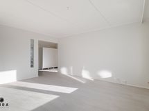 Olohuoneelta kuva eteisen suuntaan.