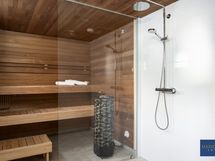Alakerran kylpyhuone ja sauna