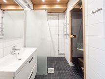 Kylpyhuone on tilavan kokoinen.