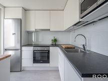 Puustellin keittiö on varustettu integroiduin kodinkonein.