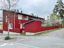 Näkymä Honkarinteen suunnasta. Asunto sijoittuu tontin takakulmaan