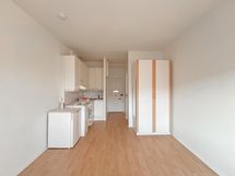 Avokeittiö yhdistyy huoneen kanssa saumattomasti ja säilytystilaa on kaapistossa.