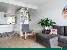 Olohuoneesta keittiöön ja eteisen suuntaan