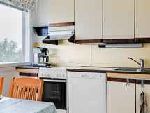 Keittiössä kaappi- ja laskutilaa.