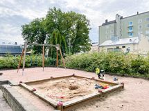 Taloyhtiön pihakannella on viihtyisäleikkipaikka.