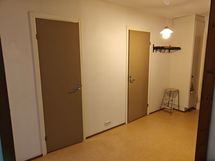 Käytävä, wc ovi vasemmalla ja sauna+kph oikealla