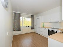 Ikkunan eteen mahtuu suurempikin ruokapöytä.