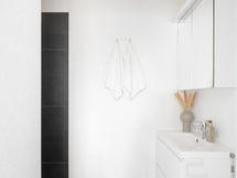 Yläkerran pieni kylpyhuone ja wc.