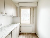 Keittiöön mahtuu pieni aamiaispöytä.