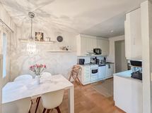 Keittiö on siisti kokonaisuus